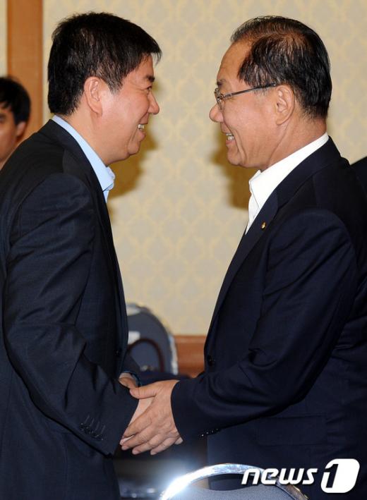 [사진]악수하는 황우여 대표와 김대기 경제수석