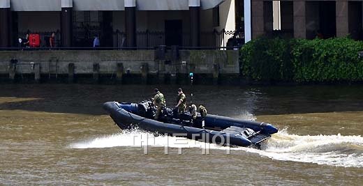 [사진]템즈강 테러 대비하는 군인들