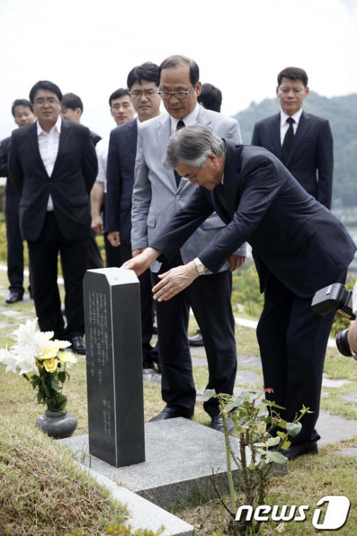 [사진]문재인, 김주열 열사의 묘소 참배