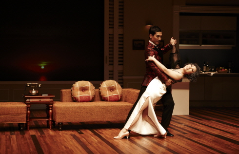 ↑연극 '댄스레슨'에서는 다양한 춤으로 인생의 희로애락을 그리며 두 주인공은 서로를 이해하게 된다. ⓒCJ E&M