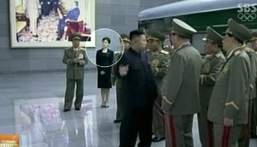 지난 8일 김정은 북한 노동당 제1비서가 김일성 주석 18주기를 맞아 금수산태양궁전을 참배할 당시 보도화면. ⓒSBS
