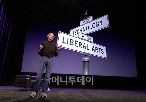 스티브 잡스는 2010년 1월 아이패드를 선보이는 자리에서 "인문학과 기술이 만나는 지점에 애플이 존재한다"고 강조하기도 했다. 
