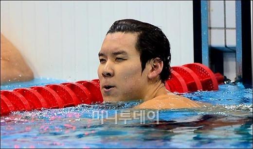2012런던올림픽 수영 남자 자유형 400m 3조 예선에서 불의의 실격처리를 당한 박태환이 믿기지 않는다는 표정으로 전광판의 DSQ(실격) 글자를 바라보고 있다. /런던=올림픽사진공동취재단