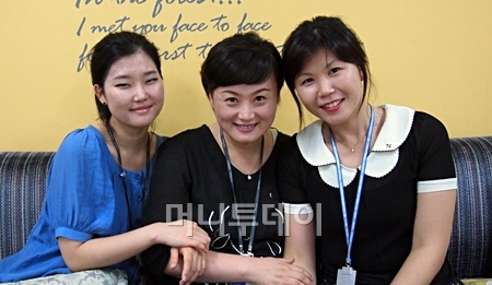 ↑CJ오쇼핑은 지난 17일부터 청각장애인들을 상대로 수화상담서비스를 시작했다. 왼쪽부터 수화상담원 강영지씨(22) 박순이씨(44) 박현선씨(37).