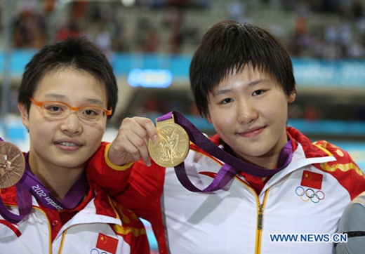 ▲런던올림픽 여자 수영 혼영 400m 결승에서 세계신기록을 세우며 금메달을 목에 건 예스윈(오른쪽) ⓒwww.NEWS.cn