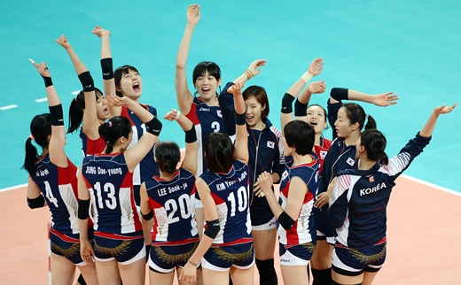 ▲한국 여자배구 대표팀이 브라질은 완파하고 2연승을 달렸다. 사진은 30일 세르비아를 물리치고 기뻐하는 대표팀의 모습 (런던=올림픽사진공동취재단L)
