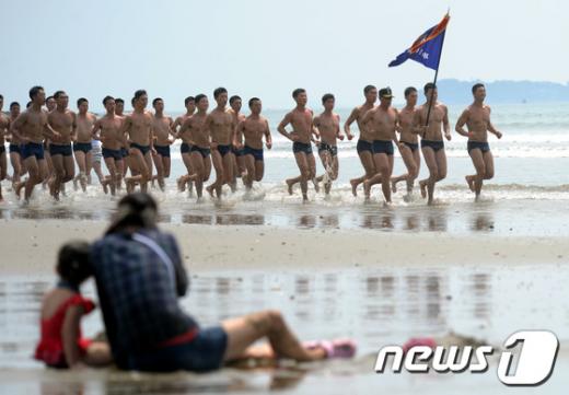 [사진]안면도 해변 달리는 특전사 대원들