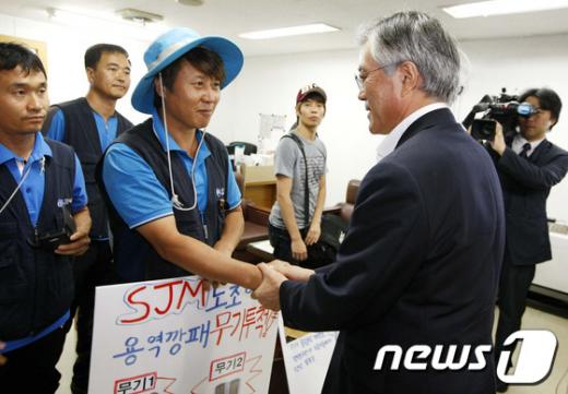 [사진]SJM 노조원들과 인사나누는 문재인