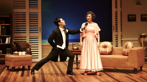 ↑연극 '댄스레슨'에서 국민배우 고두심과 호흡을 맞춘 신예 지현준(왼쪽)은 능청스러운 연기와 춤 솜씨를 발휘해 극에 활기를 더했다. ⓒCJ E&M