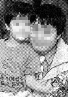 최근 국토대장정 대원 학생들을 폭행, 성폭행한 혐의로 구속된 모 탐험대 총대장 강 모(55, 오른쪽)씨와 같은 혐의로 불구속 입건된 그의 아들(20, 왼쪽)이 14년 전 '금강산 탐험' 당시 언론에 실린 사진. ⓒ경향신문 1998년 11월 16일자