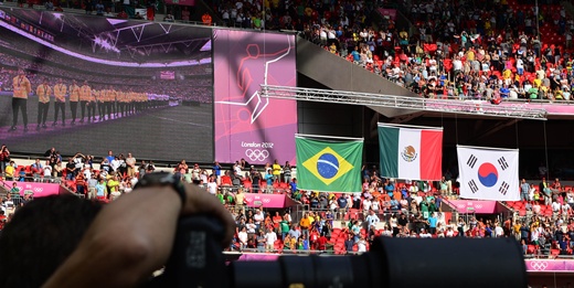 ▲12일(한국시간) 런던 웸블리 스타디움에서 열린 2012 런던올림픽 남자 축구 멕시코와 브라질의 결승전이 끝난 후 시상식이 열렸다. 금메달을 차지한 멕시코의 국기 양 옆에 브라질 국기와 태극기가 걸려 있다. 120811 런던=올림픽사진공동취재단E