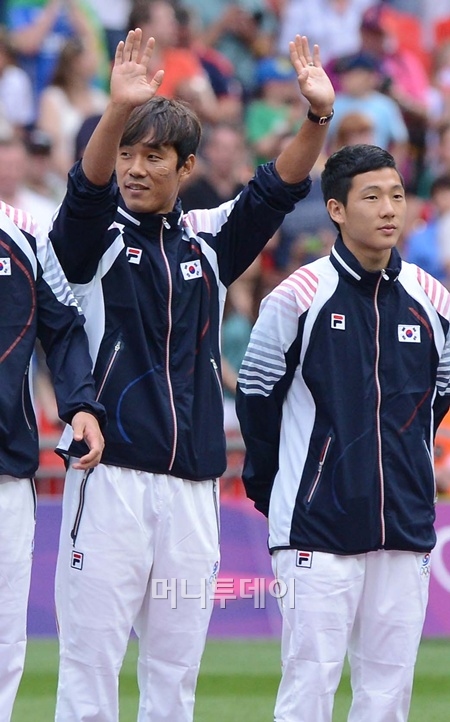 ▲올림픽 축구대표팀 박주영(왼쪽)이 11일(현지시간) 영국 런던 웸블리 스타디움에서 열린 시상식에서 시상대에 올라 인사를 하고 있다./ 런던=올림픽사진공동취재단