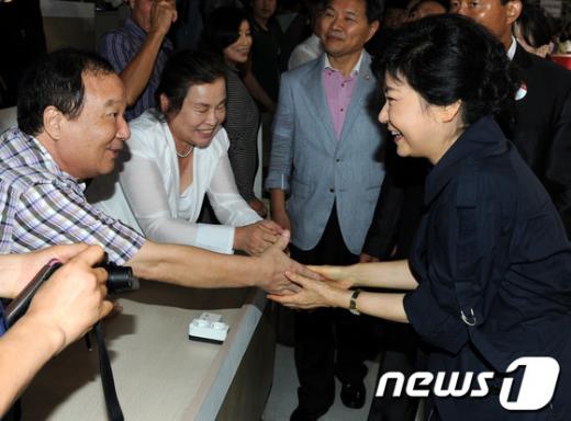 [사진]참석자들과 인사 나누는 박근혜 후보