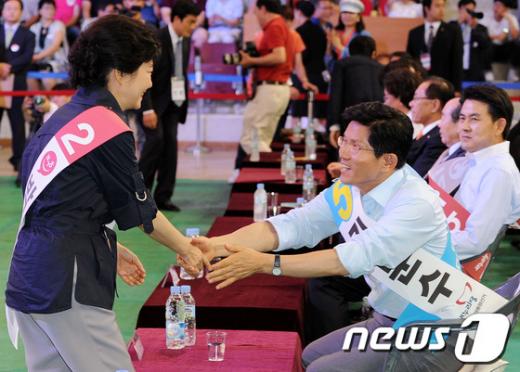 [사진]김문수 후보와 인사 나누는 박근혜 후보