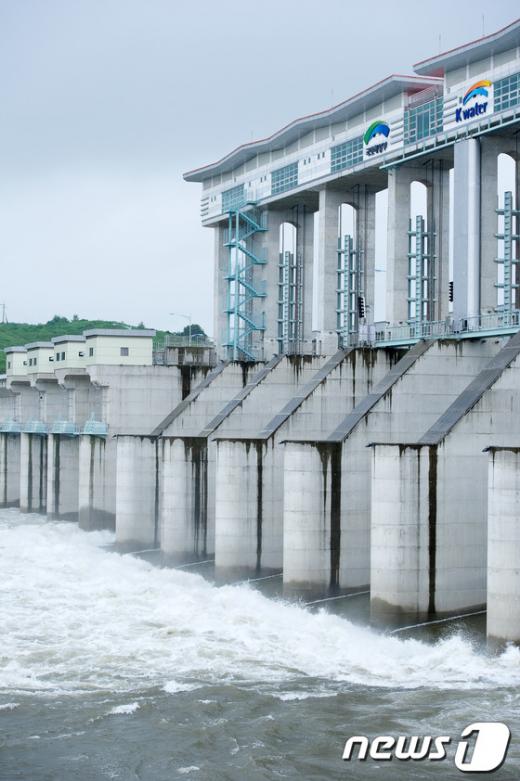 [사진]군남댐 초당 1400톤의 물 방류