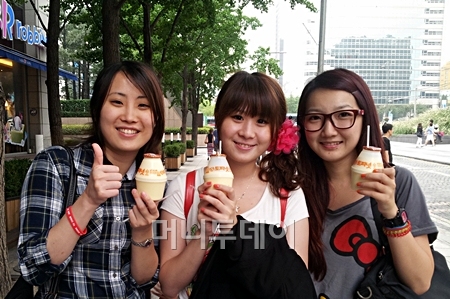 ↑ 대만 관광객 3명이 서울 청계광장에서 바나나 우유를 들고 포즈를 취하고 있다. 맨 왼쪽에 패니씨.
