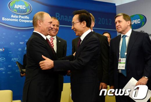 [사진]푸틴 대통령과 인사 나누는 이명박 대통령
