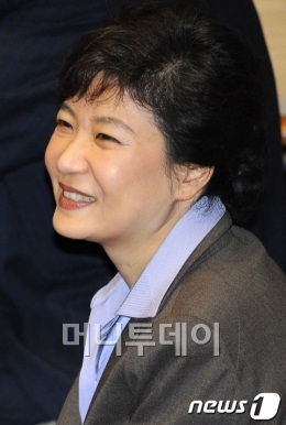 박근혜 "인혁당 판결 두개" 논란···'통합' 걸림돌될까