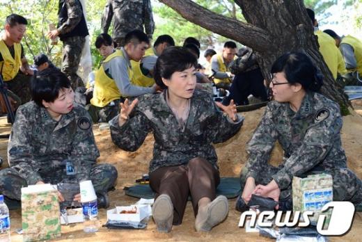 [사진]여군들 만난 박근혜 후보