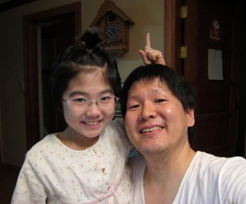 도희가 아빠 김정환씨(44)와 지난해 2월 집에서 찍은 사진. 당시 제대혈 이식 수술을 마치고 회복기에 접어든 상태였다. 