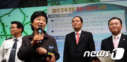 [사진]귀경길 교통관리센터 방문한 박근혜 후보