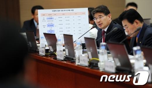 [사진]무기구매사업 질의하는 김재윤 의원