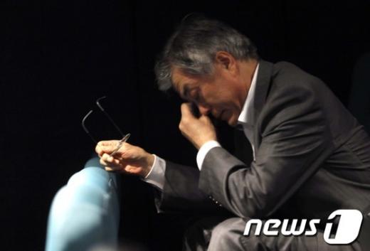 민주통합당 문재인 대선 후보가 12일 오후 서울 신촌 아트레온에서 영화 `광해, 왕이 된 남자'를 관람하고 눈물을 훔치고 있다.(문재인 캠프 제공) 
