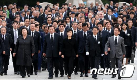 [사진]국립4.19민주묘지 찾은 박근혜 후보