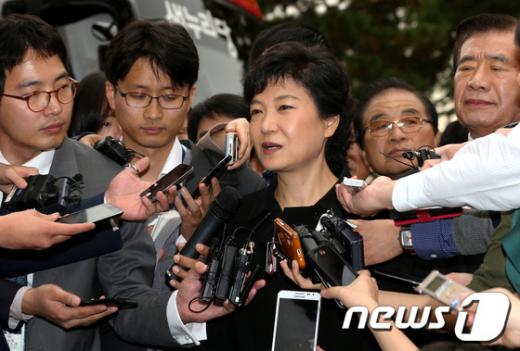 [사진]4.19민주묘지 참배 마친 박근혜 후보