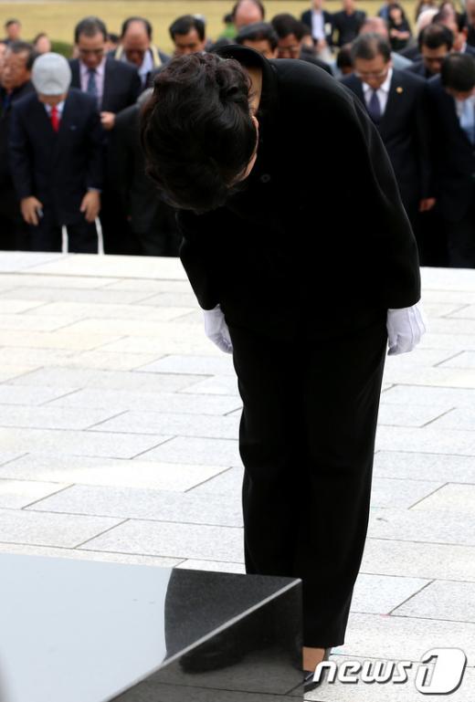[사진]4.19민주묘지 참배하는 박근혜 후보