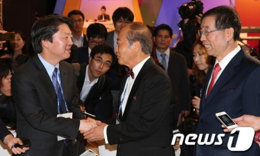 [사진]세계한상대회 서울시장 주최 만찬 참석한 안철수