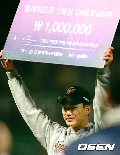 경기 종료 후 SK 김광현이 DAILY MVP를 수상하고 세리머니를 펼치고 있다. ⓒOSEN