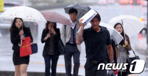 [사진]'우산없는 출근길'