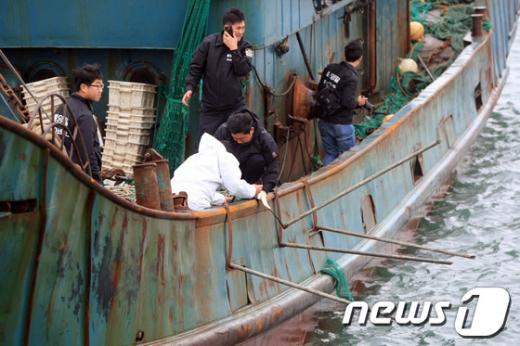 [사진]나포된 중국불법조업어선 무기들