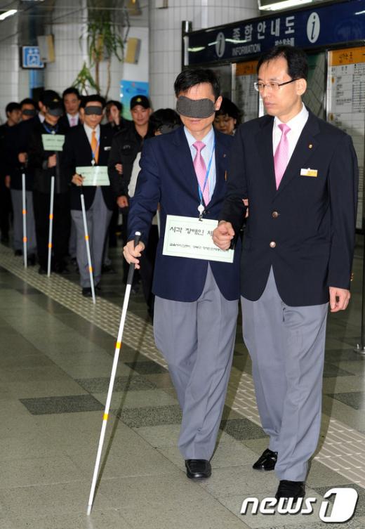 [사진]서울메트로, 시각장애인 체험행사 마련
