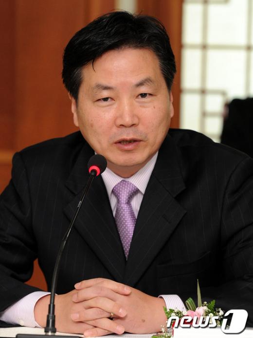 [사진]인사말하는 홍종학 민주통합당 의원