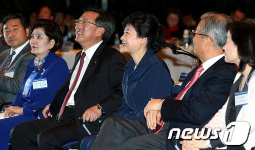 [사진]중소기업 정책간담회 참석한 박근혜 후보