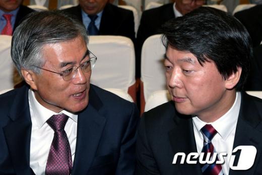 문재인 민주통합당 대선 후보(왼쪽)와 안철수 무소속 대선 후보 ⓒ사진=뉴스1제공, 박정호 기자 