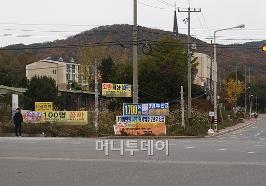 ↑인천·김포 곳곳 사거리에 분양 광고 현수막이 걸려 있다.ⓒ송학주