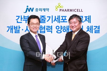 ↑ 이경하 JW중외제약 부회장(사진 좌측)과 김현수 파미셀 사장이 줄기세포치료제 개발과 관련한 MOU를 체결한 다음 악수를 하고 있다.