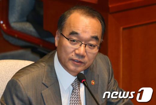 [사진]국회 예결위 출석한 박재완 기획재정부 장관