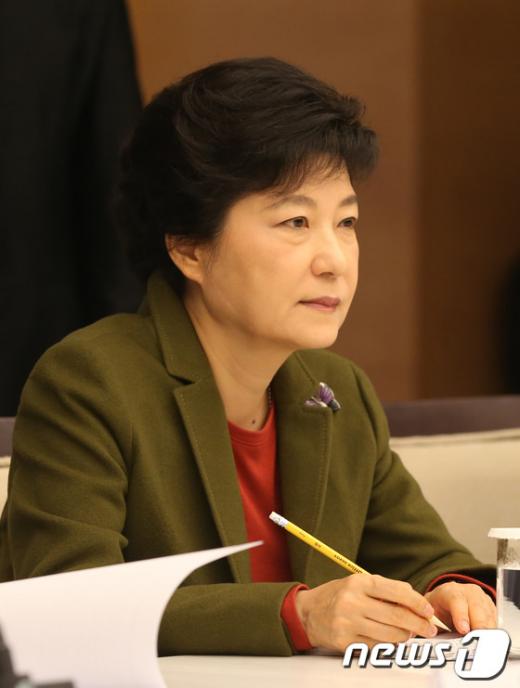 [사진]경제계 의견 메모하는 박근혜 후보