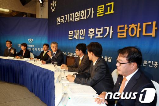 [사진]한국기자협회 주최 토론회 참석한 문재인 후보