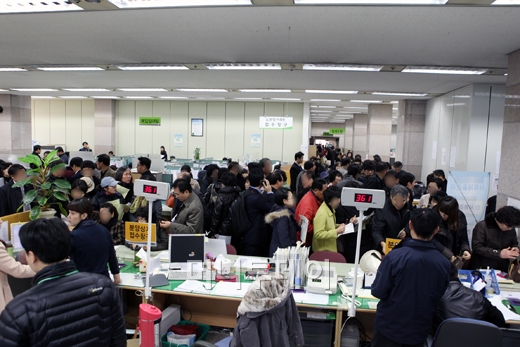 ↑은평뉴타운 미분양 아파트를 계약하려는 수요자들이 서울 강남구 개포로 SH공사 본사에서 분양신청을 하고 있다. ⓒSH공사 제공