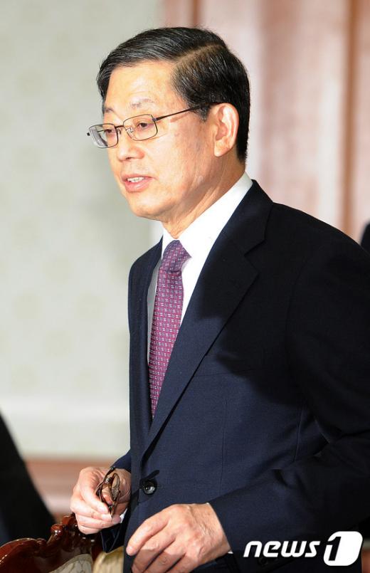 [사진]서민생활대책점검회의 참석하는 김황식 총리