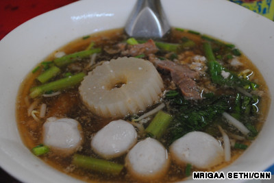 ▲ 퀘이띠우남사이(Kway tiew nahm sai) 라고 불리는 태국의 맑은 누들 수프. 이 외에도 다양한 태국 전통 국수 요리들이 숙취해소에 효과적이라고 한다. (ⓒCNN 인터넷 캡쳐)