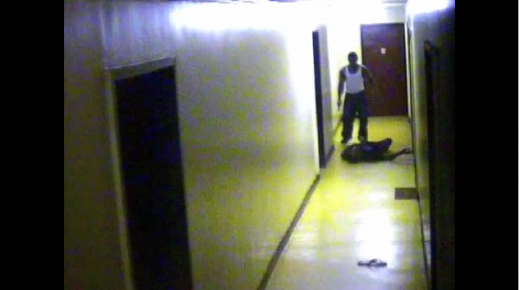 ↑ 27일(현지시간) 법정에서 공개된 총산 장면 영상. 트레이시 프란시스가 총탄에 맞아 바닥에 쓰러져 있다. (ⓒ뉴욕데일리뉴스 동영상 캡쳐)