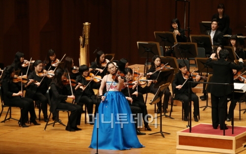 ↑2일 오후 서울 예술의전당에서 열린 '2012 머니투데이와 함께 하는 희망 사랑 나눔 콘서트'에서 바이올리니스트 송원진이 사라사테의 '지고이네르바이젠'을 연주하고 있다. ⓒ이동훈 기자 photoguy@ 