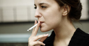 ↑ 미 심장협회에 실린 한 연구 결과에 따르면 여성 흡연자의 급성 심장사 가능성은 여성 비흡연자보다 2배 이상 높았다 (ⓒ야후)