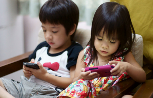 ↑ 최근 스마트폰이 보급화되면서 스마트폰을 이용하는 어린이 사용자들도 많이 늘었다. (사진=구글)